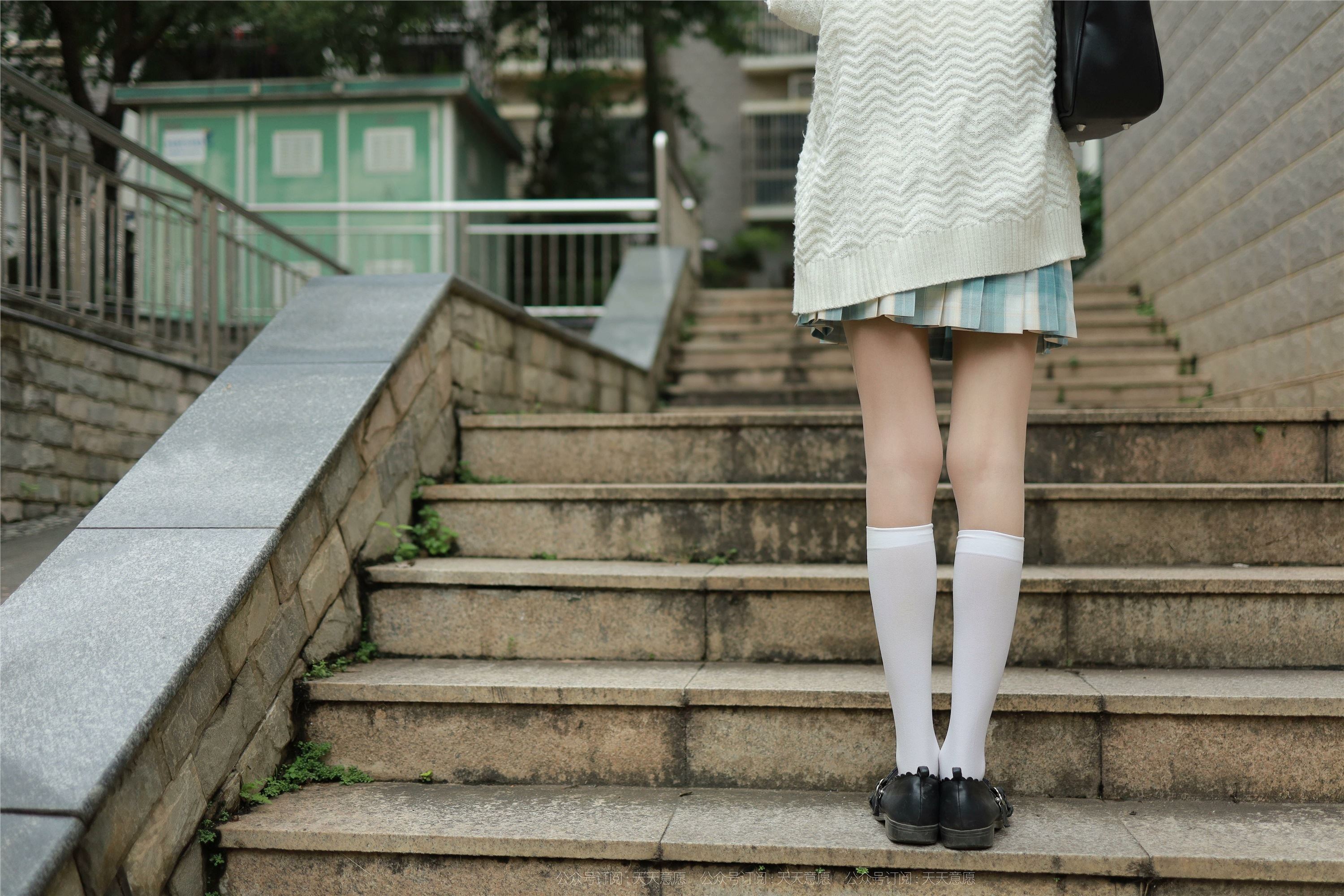 IESS异思趣向  2021.11.02 丝享家963：团团《长腿JK装》